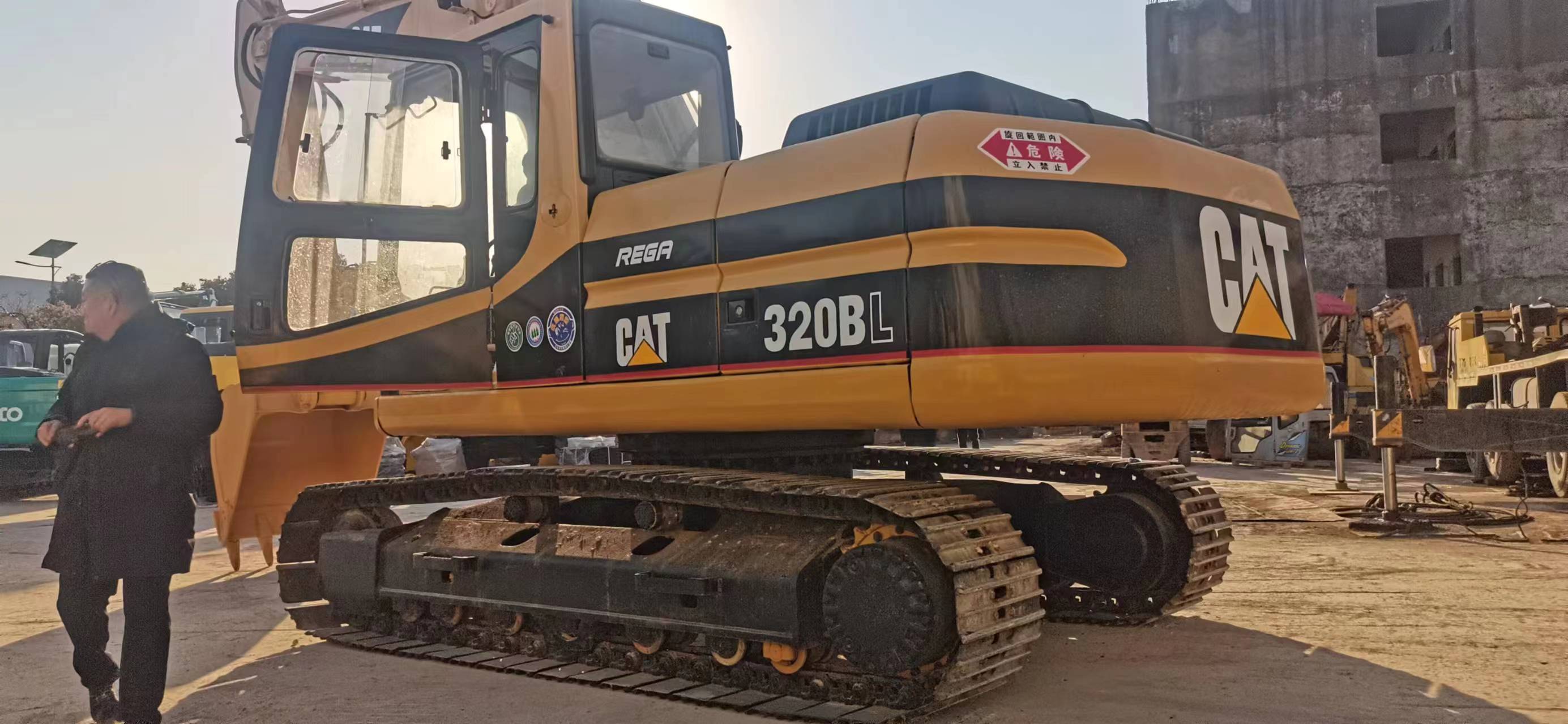 CAT320B (2)